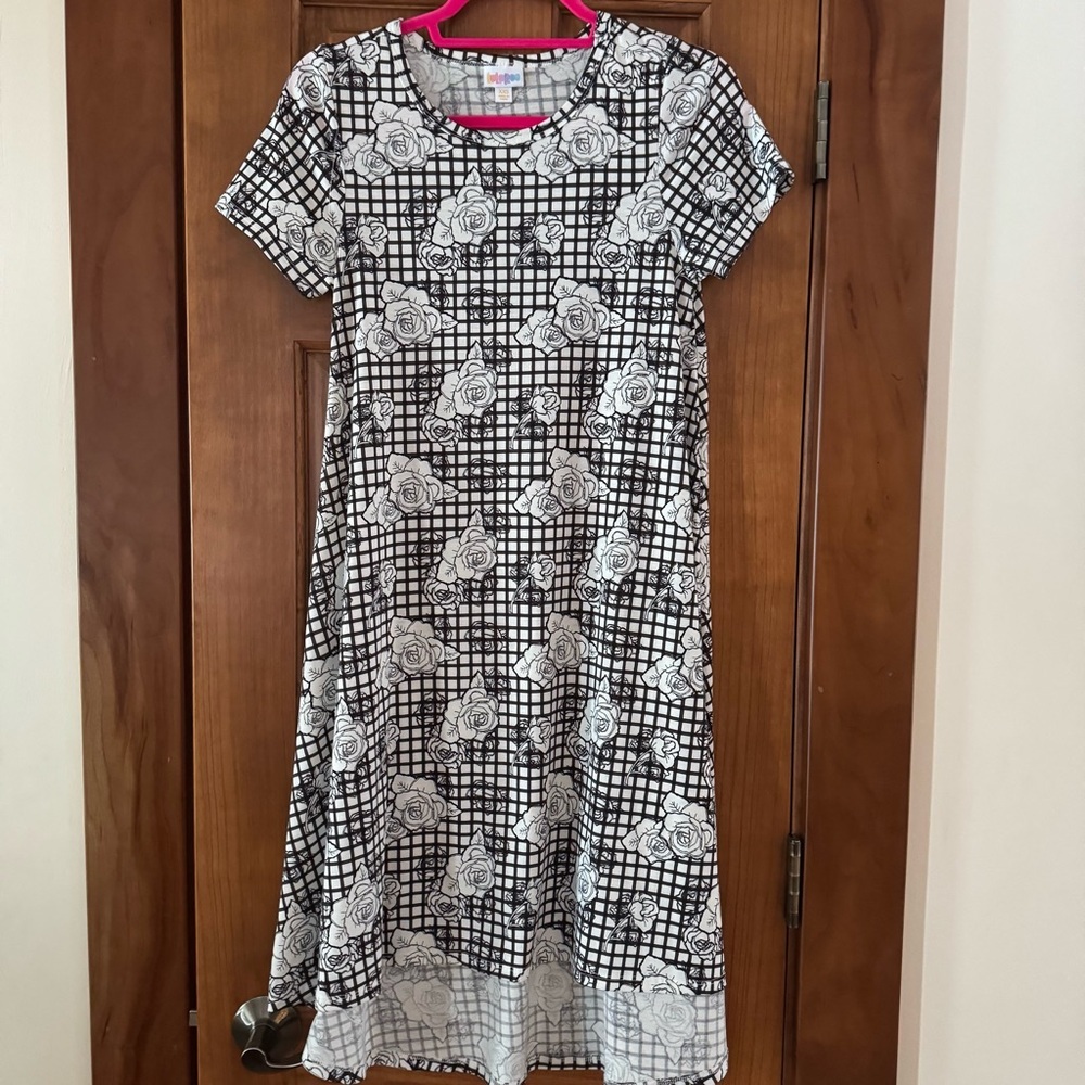 Lularoe Carly Swing Dress Women’s XXS Black White Roses Floral Hi-Lo Midi